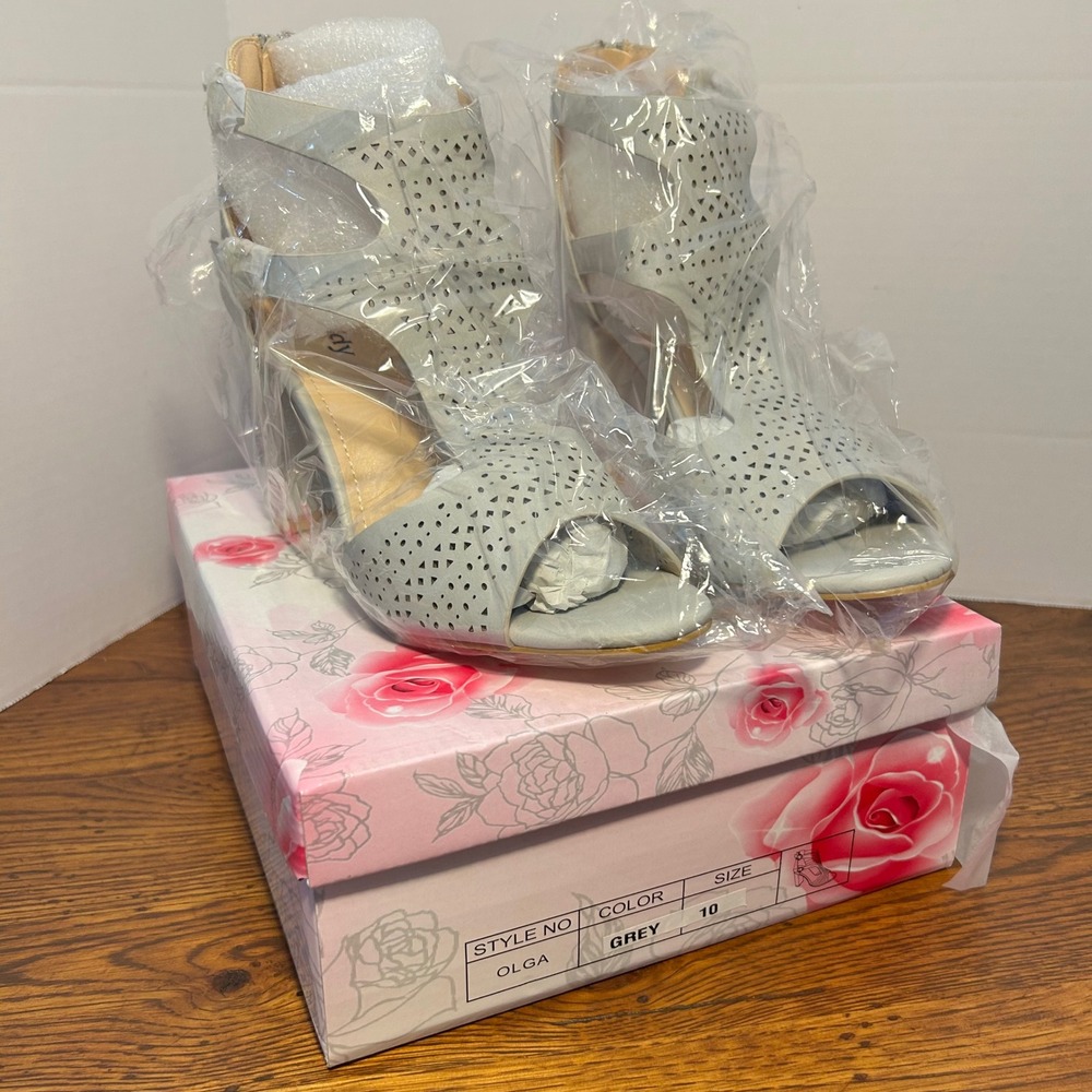 Olga‎ Grey Laser Cut Peep Toe Block Heel Sandals Back Zip Size 10 NEW